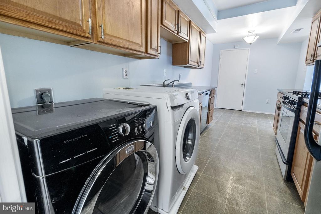 Image 18 of property listing at 10239 PRINCE PL #26-102, Upper Marlboro, MD 20774