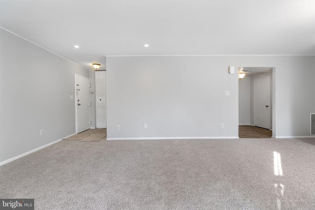 Image 5 of property listing at 10239 PRINCE PL #26-102, Upper Marlboro, MD 20774