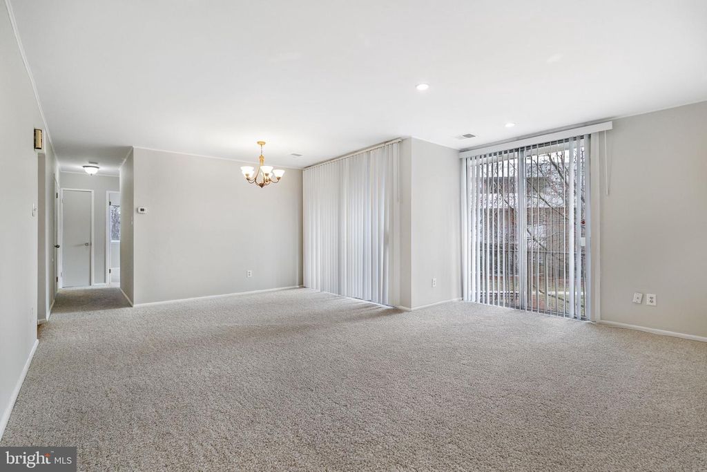 Image 6 of property listing at 10239 PRINCE PL #26-102, Upper Marlboro, MD 20774