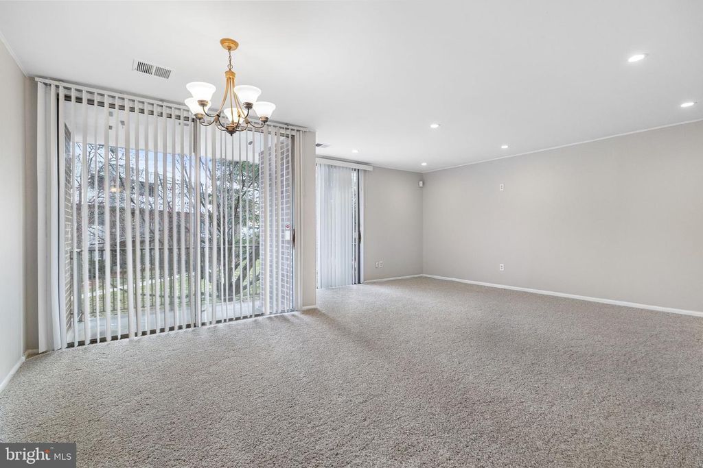 Image 8 of property listing at 10239 PRINCE PL #26-102, Upper Marlboro, MD 20774