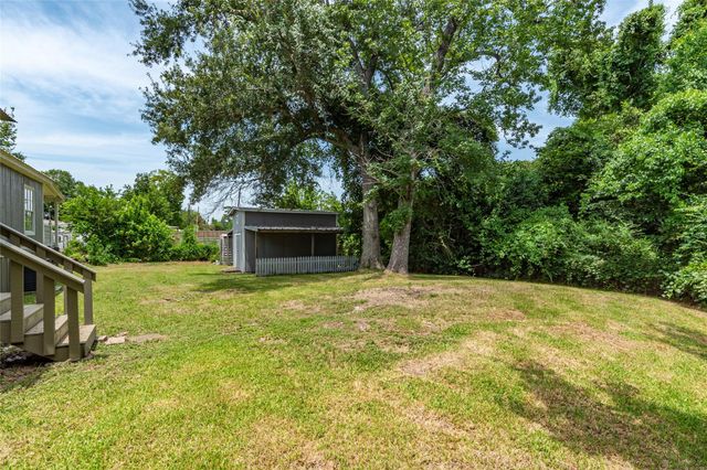 213 Red Haven Drive, Highlands, TX 77562