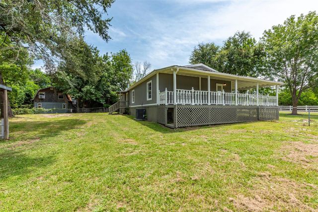 213 Red Haven Drive, Highlands, TX 77562
