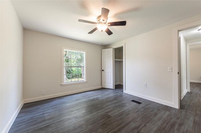213 Red Haven Drive, Highlands, TX 77562