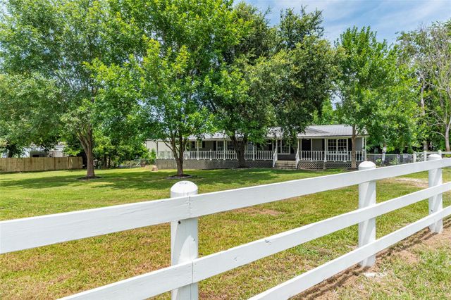 213 Red Haven Drive, Highlands, TX 77562