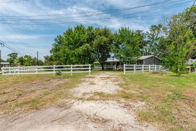 213 Red Haven Drive, Highlands, TX 77562