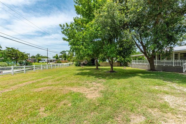 213 Red Haven Drive, Highlands, TX 77562