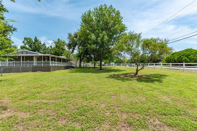 213 Red Haven Drive, Highlands, TX 77562