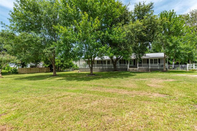 213 Red Haven Drive, Highlands, TX 77562