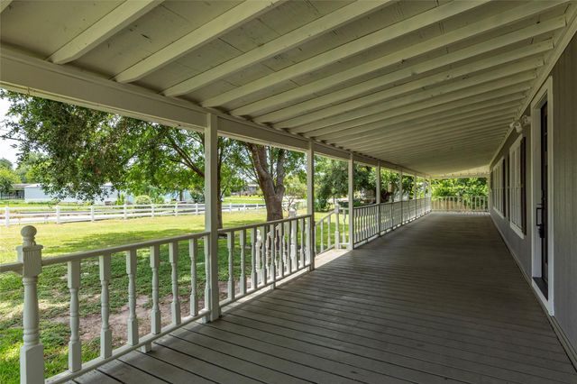 213 Red Haven Drive, Highlands, TX 77562