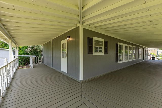 213 Red Haven Drive, Highlands, TX 77562