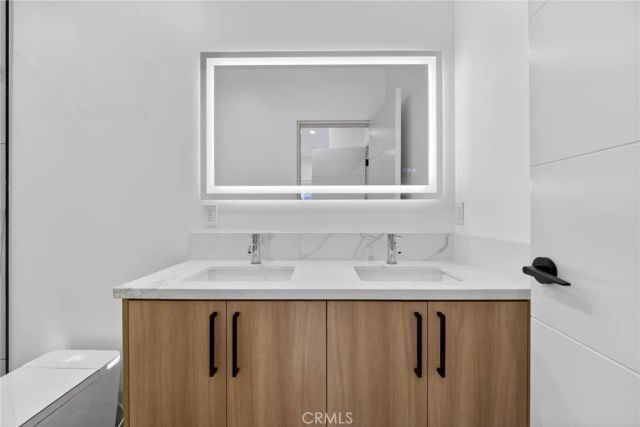 7334 Owensmouth Avenue, Canoga Park, CA 91303