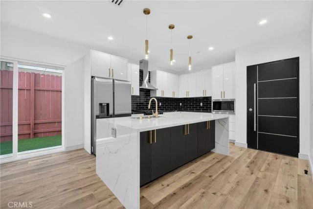 7334 Owensmouth Avenue, Canoga Park, CA 91303