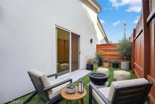 7334 Owensmouth Avenue, Canoga Park, CA 91303