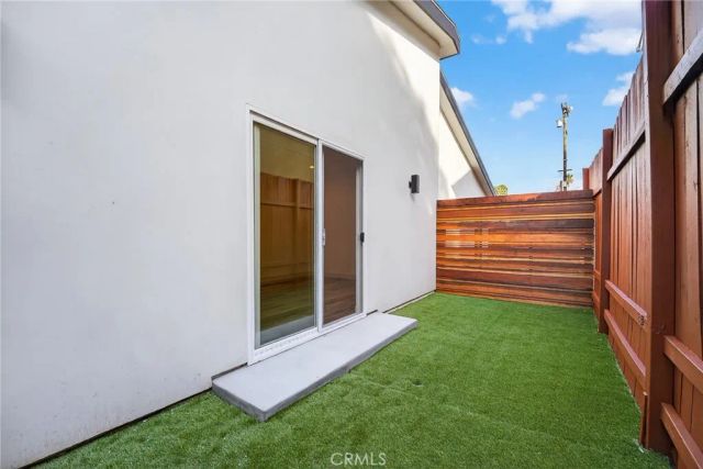 7334 Owensmouth Avenue, Canoga Park, CA 91303