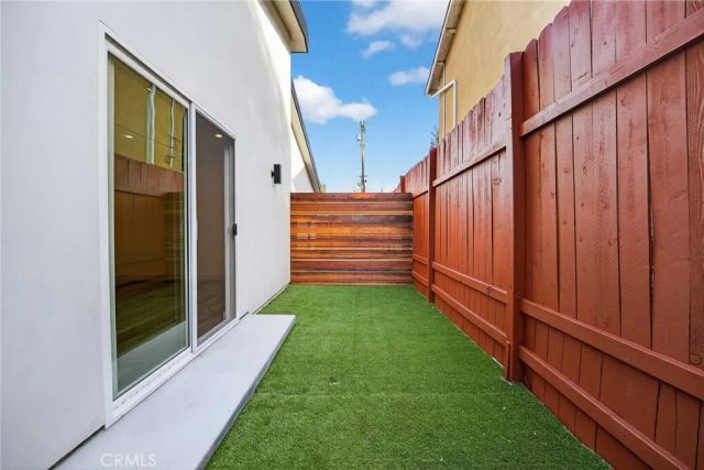 7334 Owensmouth Avenue, Canoga Park, CA 91303