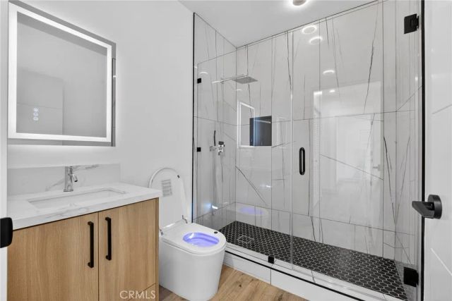 7334 Owensmouth Avenue, Canoga Park, CA 91303