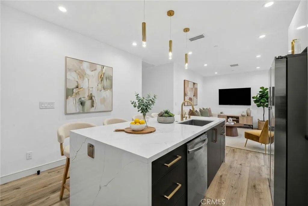 7334 Owensmouth Avenue, Canoga Park, CA 91303