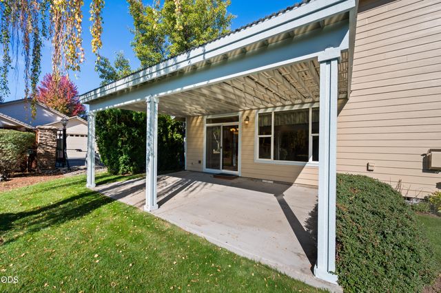 1834 NW Nickernut Place, Redmond, OR 97756
