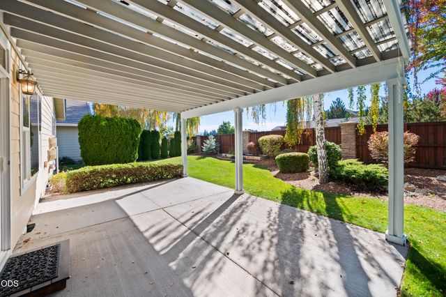 1834 NW Nickernut Place, Redmond, OR 97756