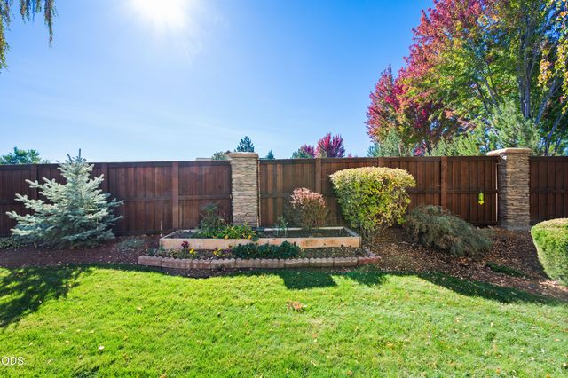 1834 NW Nickernut Place, Redmond, OR 97756