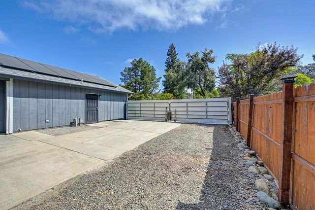2648 Royal Park Dr, Cameron Park, CA 95682