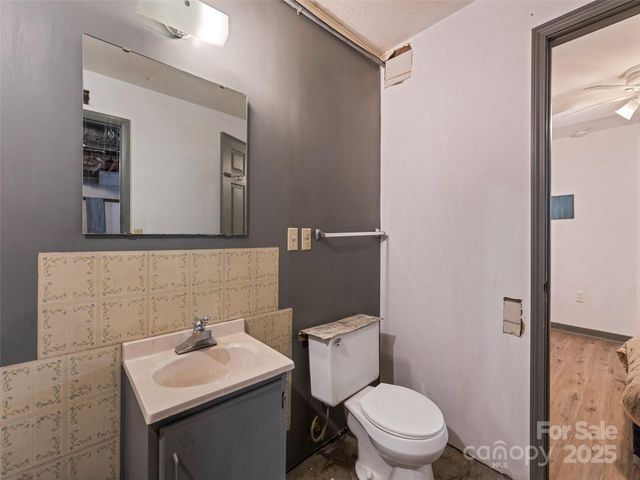 140 Oakdale Road, Waynesville, NC 28786