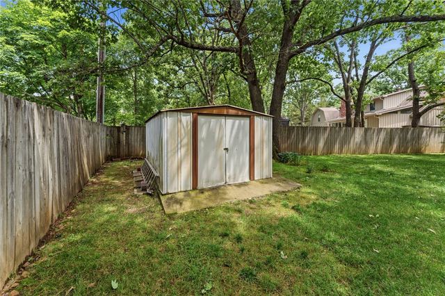 2520 E Gentle Oaks Lane, Fayetteville, AR 72703