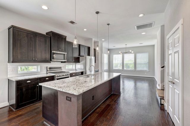 2424 Couch Street, Houston, TX 77008