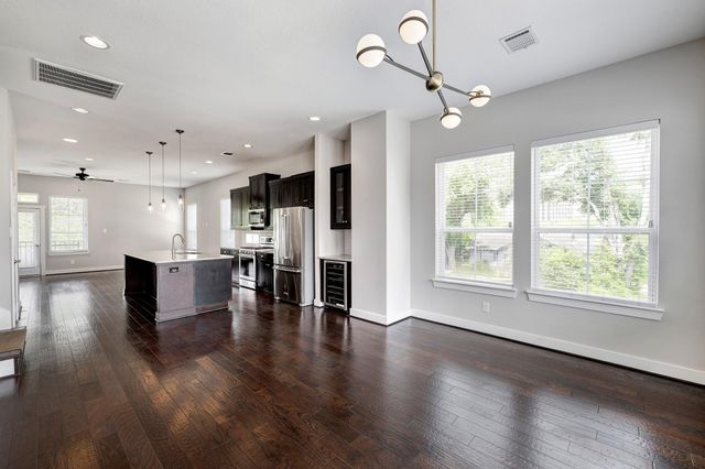 2424 Couch Street, Houston, TX 77008