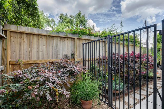 2424 Couch Street, Houston, TX 77008