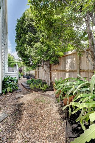 2424 Couch Street, Houston, TX 77008