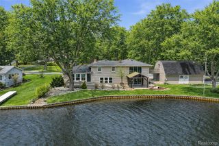 5370 Edgelake Drive, Hamburg Township, MI 48169