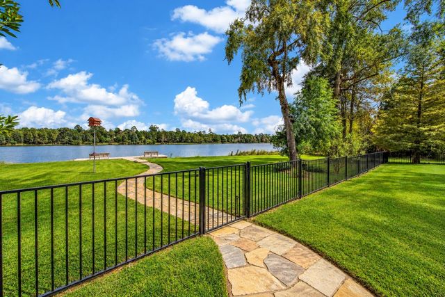 240 Lakeside Hills Drive, Montgomery, TX 77316