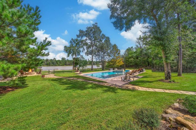 240 Lakeside Hills Drive, Montgomery, TX 77316