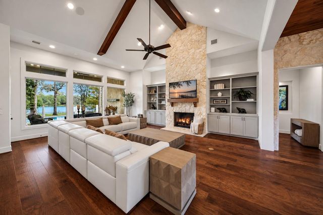 240 Lakeside Hills Drive, Montgomery, TX 77316