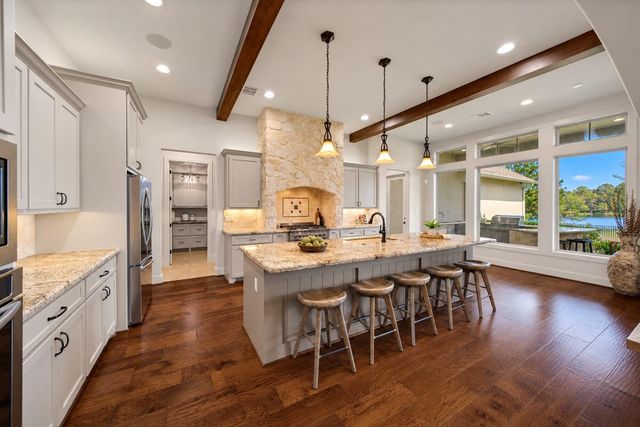 240 Lakeside Hills Drive, Montgomery, TX 77316