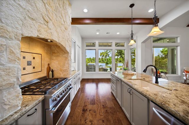 240 Lakeside Hills Drive, Montgomery, TX 77316