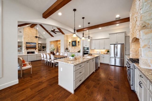 240 Lakeside Hills Drive, Montgomery, TX 77316