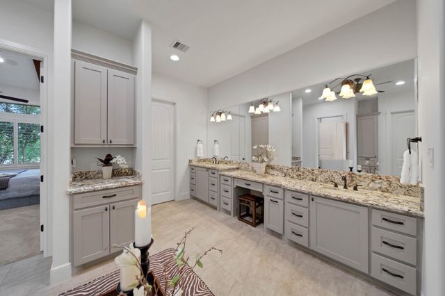 240 Lakeside Hills Drive, Montgomery, TX 77316
