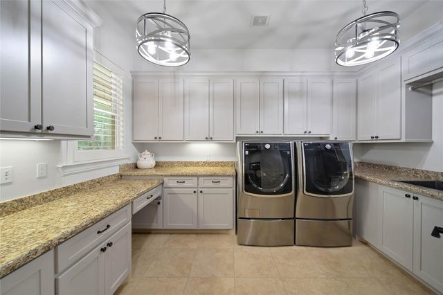 240 Lakeside Hills Drive, Montgomery, TX 77316