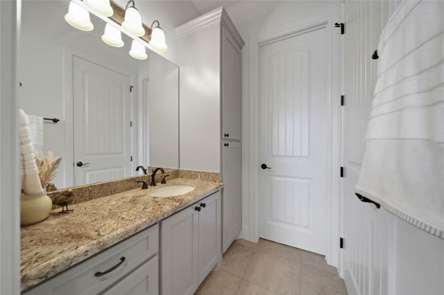 240 Lakeside Hills Drive, Montgomery, TX 77316