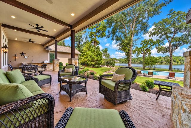 240 Lakeside Hills Drive, Montgomery, TX 77316