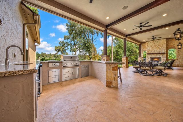 240 Lakeside Hills Drive, Montgomery, TX 77316