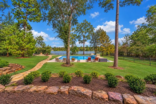 240 Lakeside Hills Drive, Montgomery, TX 77316