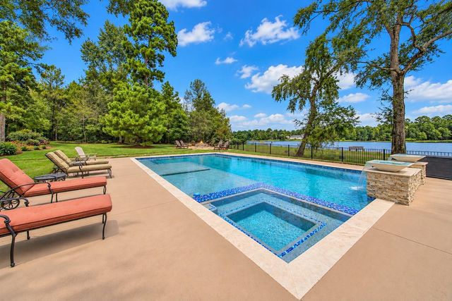 240 Lakeside Hills Drive, Montgomery, TX 77316