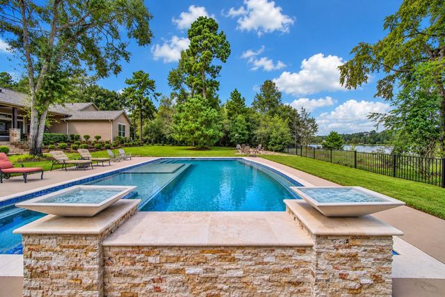 240 Lakeside Hills Drive, Montgomery, TX 77316