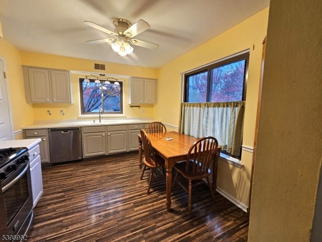2 Sparrow Ci, Hampton Twp., NJ 07860
