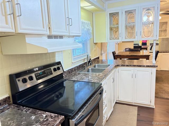 51 Green Valley Rd, Flint, MI 48506