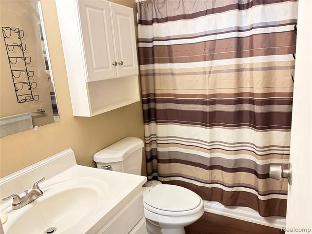 51 Green Valley Rd, Flint, MI 48506