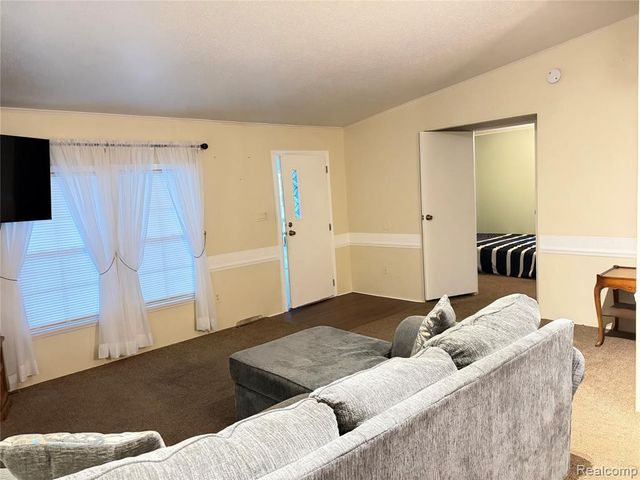 51 Green Valley Rd, Flint, MI 48506